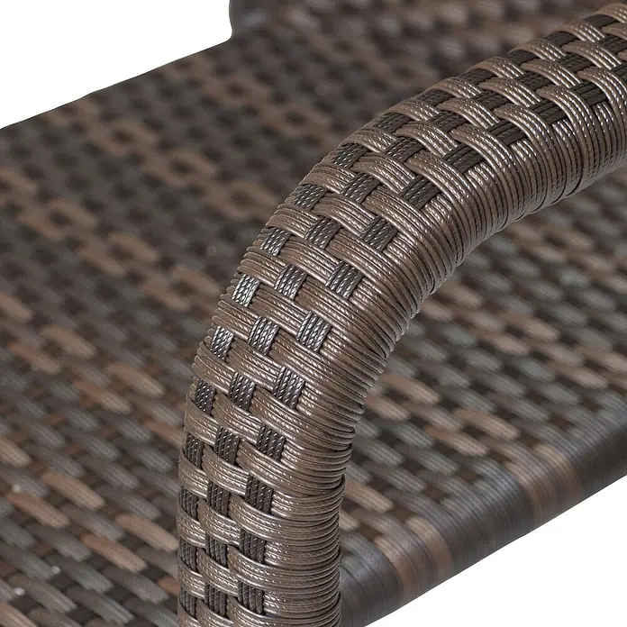 Gardamo Stapelstuhl Minas im Set - 2 Stk., 100% Polyethylen, Maron, B x T x H: 56 x 60 x 83 cm - Nahaufnahme eines braunen Rattansessels mit gewebtem Design. Die Textur und das Muster des Rattans sind deutlich sichtbar.