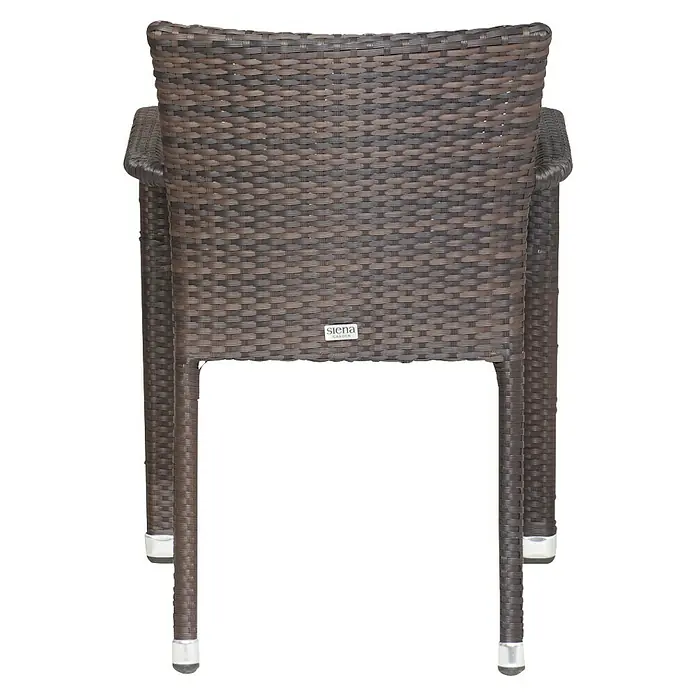 Gardamo Stapelstuhl Minas im Set - 2 Stk., 100% Polyethylen, Maron, B x T x H: 56 x 60 x 83 cm - Nahaufnahme eines braunen Siena Garten Rattanstuhls mit Fokus auf das Flechtmuster und das Markenlogo.