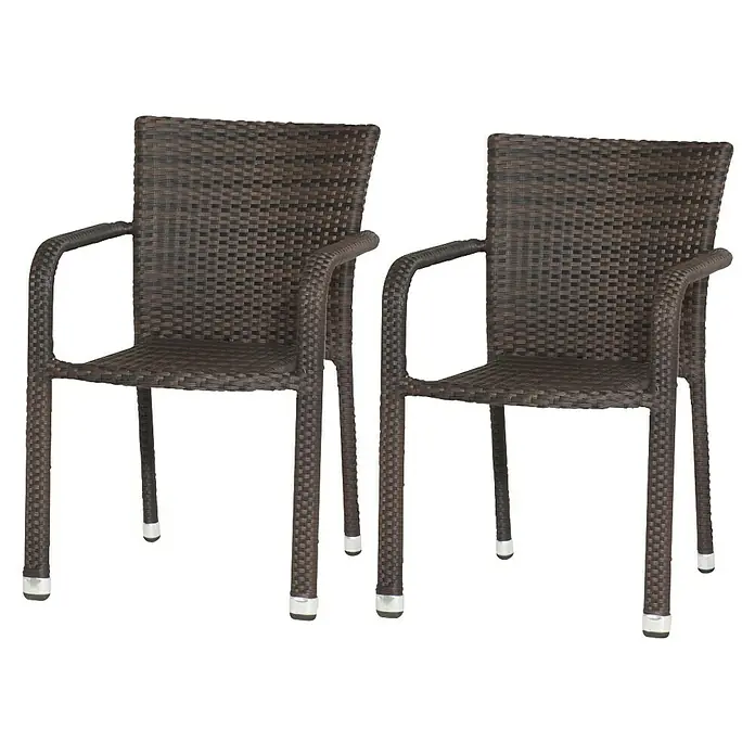 Gardamo Stapelstuhl Minas im Set - 2 Stk., 100% Polyethylen, Maron, B x T x H: 56 x 60 x 83 cm - Zwei braune Rattanstühle mit Armlehnen und silbernen Fußkappen vor einem neutralen Hintergrund. Stilvolle Möbel für den Garten oder die Terrasse.