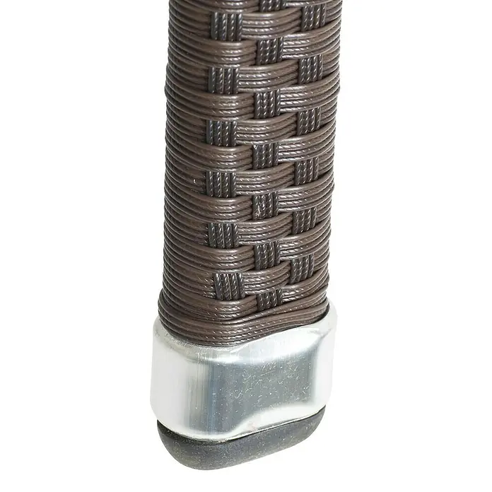 Gardamo Stapelstuhl Minas im Set - 2 Stk., 100% Polyethylen, Maron, B x T x H: 56 x 60 x 83 cm - Detailaufnahme eines Möbelbeins mit braunem Rattan und silberfarbener Metallkappe, das Stabilität und Stil vereint.