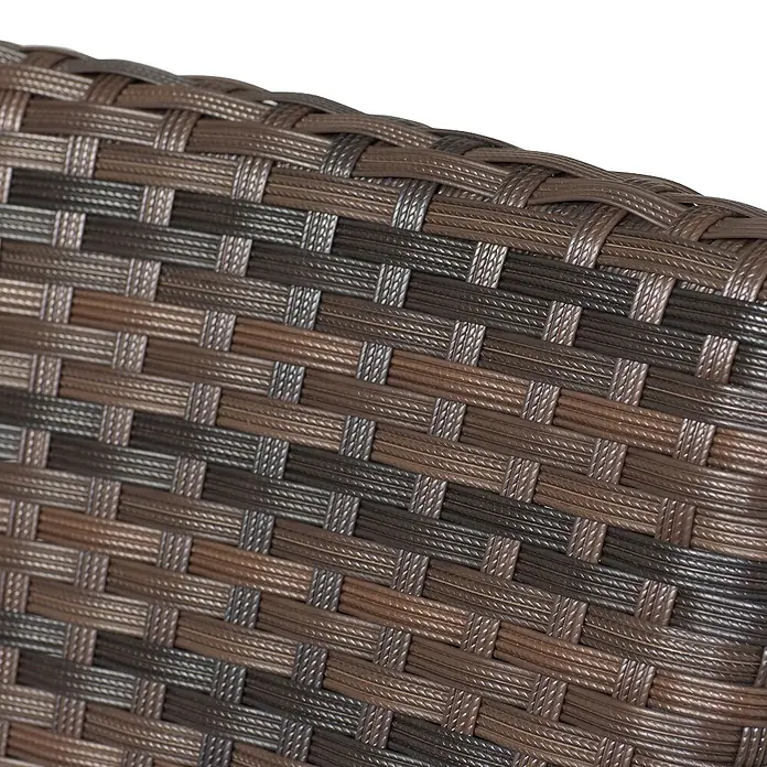Gardamo Stapelstuhl Minas im Set - 2 Stk., 100% Polyethylen, Maron, B x T x H: 56 x 60 x 83 cm - Nahaufnahme eines braunen, gewebten Rattan-Möbelstücks, das eine robuste und stilvolle Textur für den Außenbereich bietet.