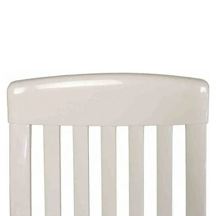 Sieger Stapelstuhl Palma - 2 Stk., Stapelbar, Weiß, B x T x H: 59 x 65 x 92 cm - Nahaufnahme eines weißen Babybett-Kopfendes mit Lattenrost, das ein Gefühl von Sicherheit und Geborgenheit für das Kind vermittelt.
