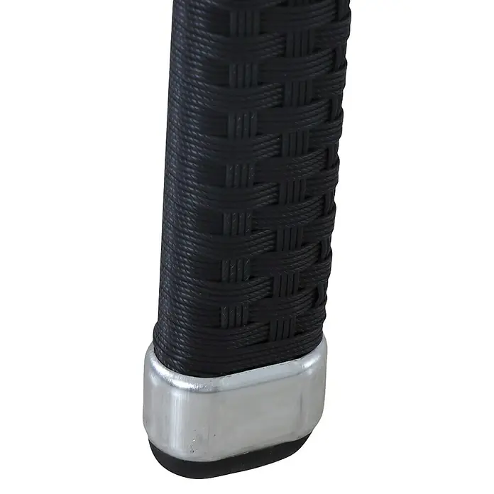 Gardamo Stapelstuhl Minas im Set - 2 Stk., 100% Polyethylen, Schwarz, B x T x H: 56 x 60 x 83 cm - Nahaufnahme von Möbeldetails mit schwarzem Rattan und silbernen Akzenten, die modernes Design und hochwertige Verarbeitung zeigen.