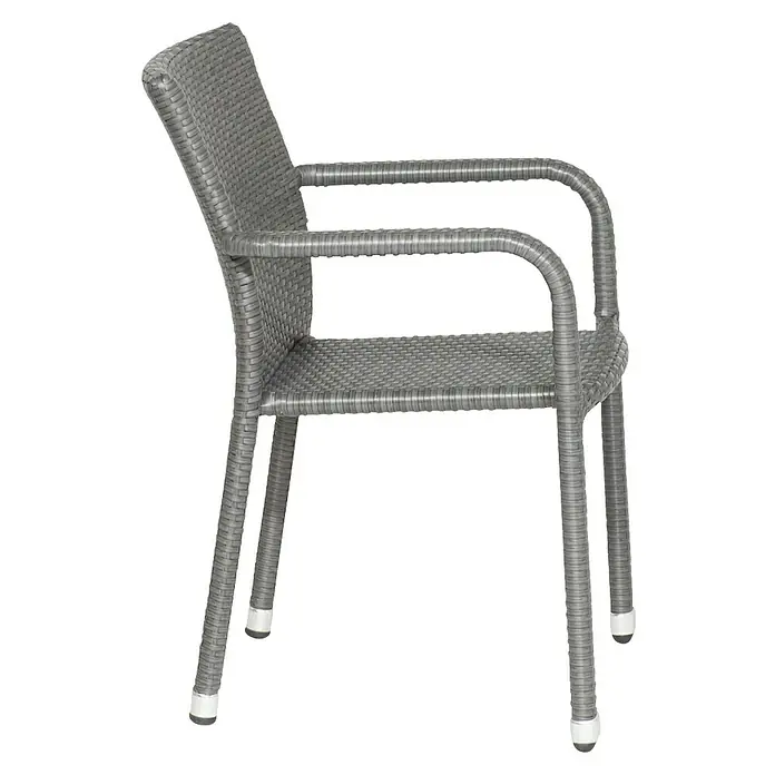 Gardamo Stapelstuhl Minas im Set - 2 Stk., 100% Polyethylen, Grau, B x T x H: 56 x 60 x 83 cm - Nahaufnahme eines grauen Rattanstuhls mit Armlehnen und weißen Füßen vor schwarzem Hintergrund.