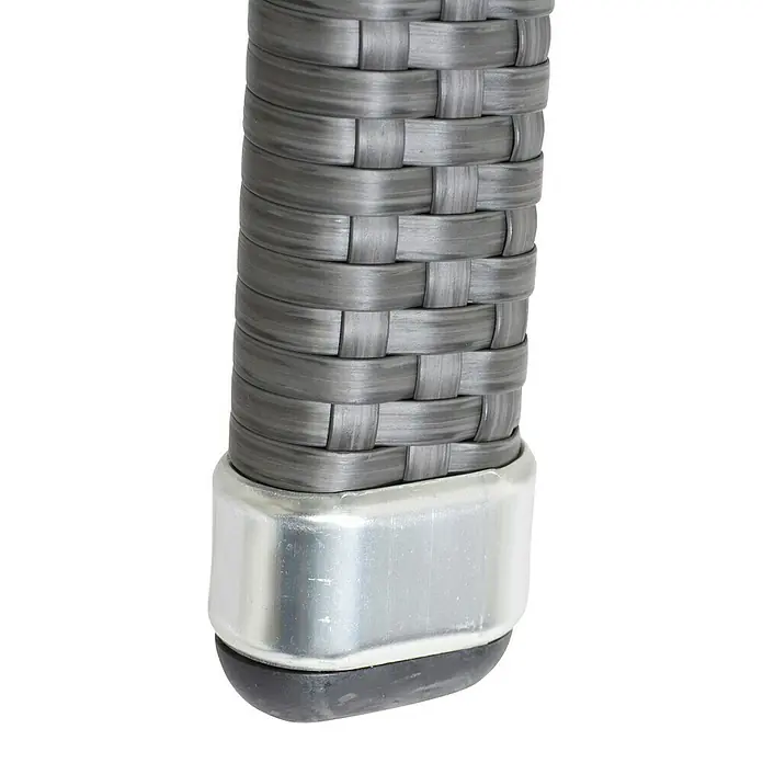 Gardamo Stapelstuhl Minas im Set - 2 Stk., 100% Polyethylen, Grau, B x T x H: 56 x 60 x 83 cm - Nahaufnahme eines grauen Rattanstuhlfuss mit silberner Metallkappe und schwarzem Bodenschutz.