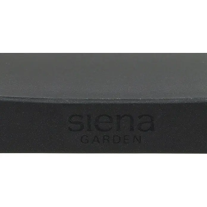 Siena Garden Urban Lights Gartenmöbel-Set Square Stuhl/Paco Tisch - 5 -tlg., Polypropylen, Melamin, Anthrazit - Nahaufnahme einer schwarzen Siena Garden Platte mit dezentem Logo, die minimalistische Eleganz und hochwertige Verarbeitung vereint.