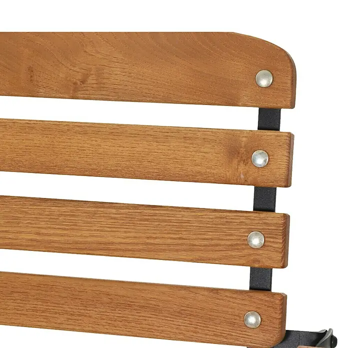 Siena Garden Klappstuhl Peru - Robinienholz, Klappbar, Natur, Anthrazit, B x T x H: 60 x 57 x 87 cm - Detailaufnahme einer Holzbank mit Metallelementen, die die natürliche Holzstruktur und die Verbindungselemente hervorhebt.