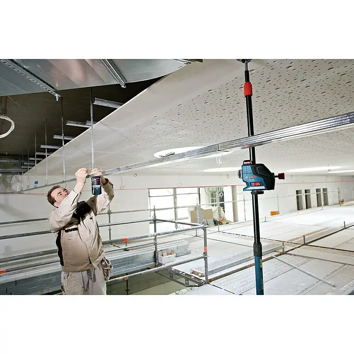 Bosch Professional Laserempfänger LR 2 - Passend für: Bosch Professional Linienlaser GLL 2-50/GLL 3-50, Arbeitsbereich: 5 - 50 m - Bauarbeiter montiert eine Deckenplatte mit dem Bosch Professional GLL 3-80 CG Linienlaser für präzise Ausrichtung.