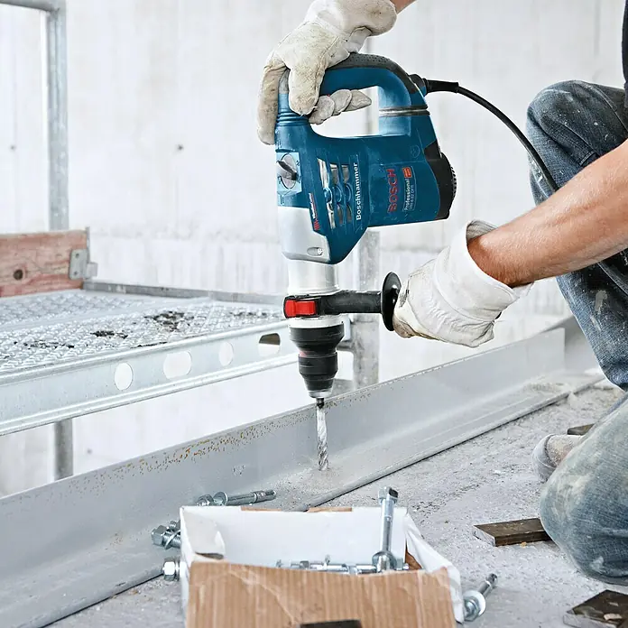 Bosch Professional Kombihammer GBH 4-32 DFR - 900 W, 4,2 J, SDS-Plus-Aufnahme - Ein Handwerker benutzt einen Bosch Bohrhammer, um ein Loch in einen Metallträger zu bohren. Perfekt für Bauprojekte.