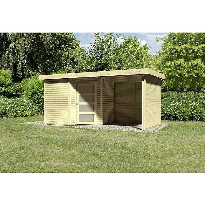 Karibu Gartenhaus Schwandorf 5 - Außenmaß inkl. Dachüberstand (B x T): 492,5 x 262 cm, Holz, Natur, Mit Anbaudach, Seiten- und Rückwand - Holzschuppen mit Flachdach und einer Tür mit Fenstern. Der Schuppen steht im Grünen auf einem gepflasterten Untergrund.