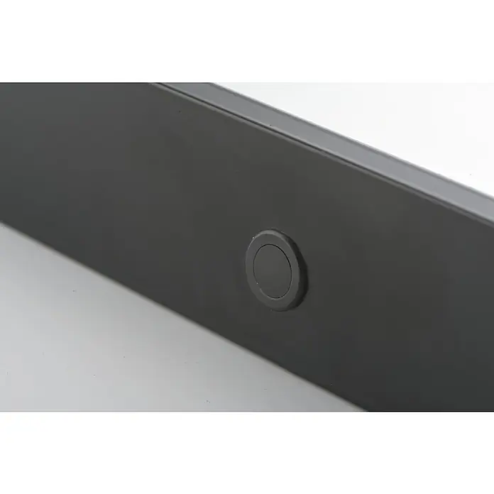 LedImex Espejo con luz Ability - 140 x 80 cm, Negro - Primer plano de una barra negra con un botón redondo negro, enfatizando un diseño moderno y minimalista.