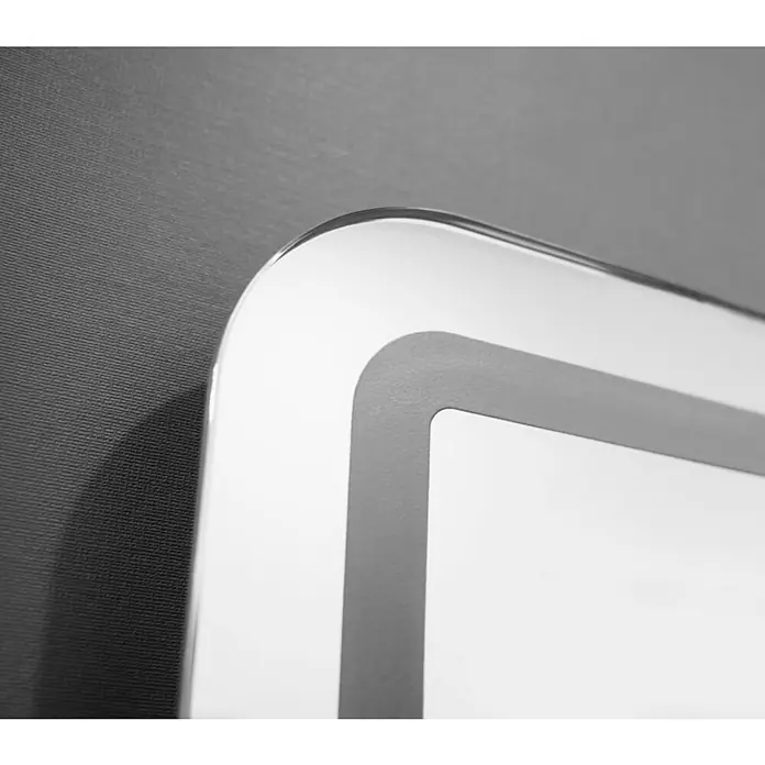 LedImex Espejo con luz Austria - 60 x 80 cm - Primer plano de un elegante espejo con bordes redondeados e iluminación integrada, perfecto para baños modernos.