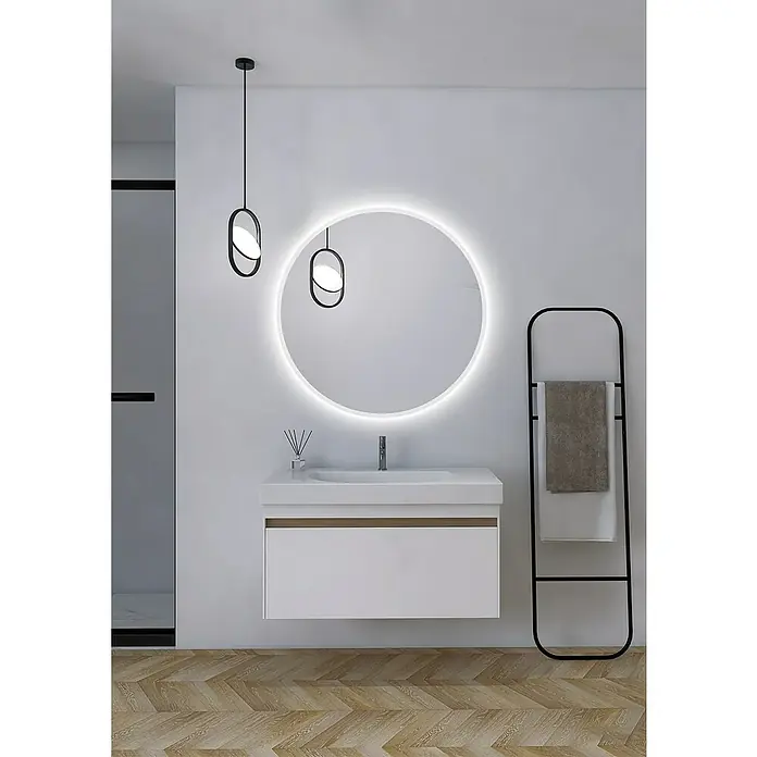 LedImex Espejo con luz Bélgica - Diámetro: 50 cm - Elegante interior de baño con un mueble de lavabo blanco, un espejo redondo con iluminación y una escalera para toallas.