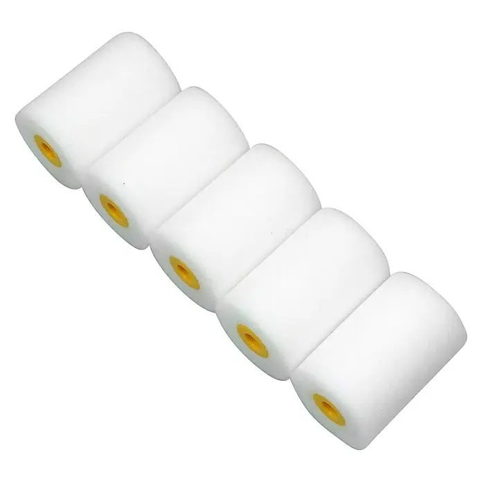 swingcolor Komfort Lackwalze Mini - 5 Stk., Breite Walze: 5 cm, Bügelstärke: 6 mm - Nahaufnahme von fünf weißen Schaumstoff-Farbrollern mit gelben Enden, die für präzise Farbaufträge konzipiert sind.