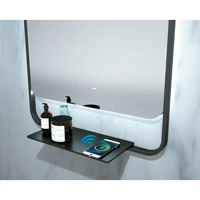 LedImex Espejo con luz Concept - 90 x 100 cm, Función antivaho, Con cargador inalámbrico, Negro - Primer plano de un espejo con estante integrado que incluye un teléfono inteligente cargándose de forma inalámbrica, junto con artículos de aseo elegantes.