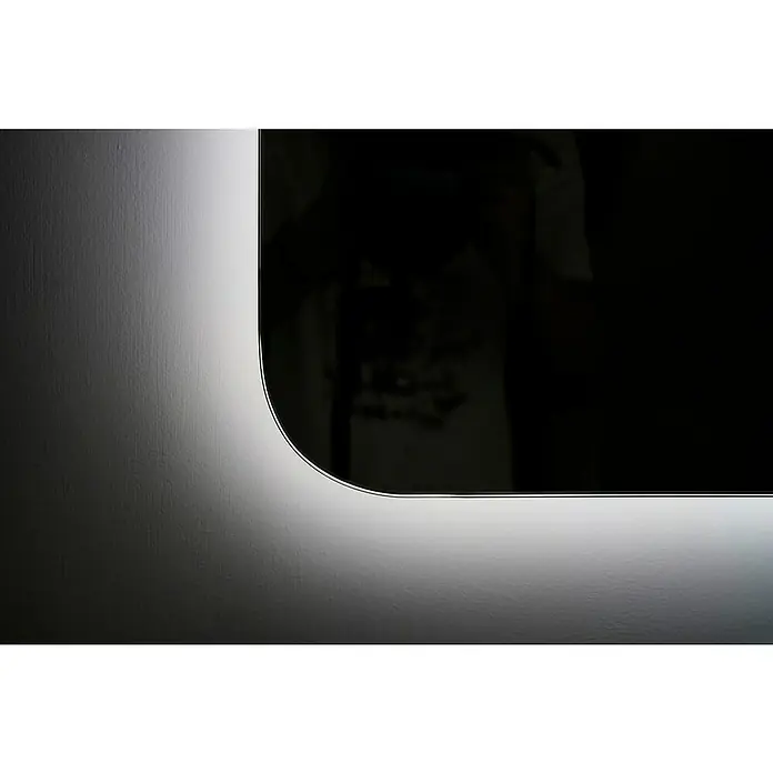 LedImex Espejo con luz Dinamarca - 80 x 80 cm - Primer plano de un espejo iluminado con esquinas redondeadas montado en una pared, creando un ambiente moderno.