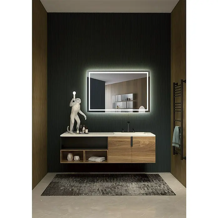 LedImex Espejo con luz Francia - 90 x 80 cm - Baño moderno con espejo iluminado sobre un mueble de lavabo de madera con detalles oscuros y una lámpara de mono decorativa.