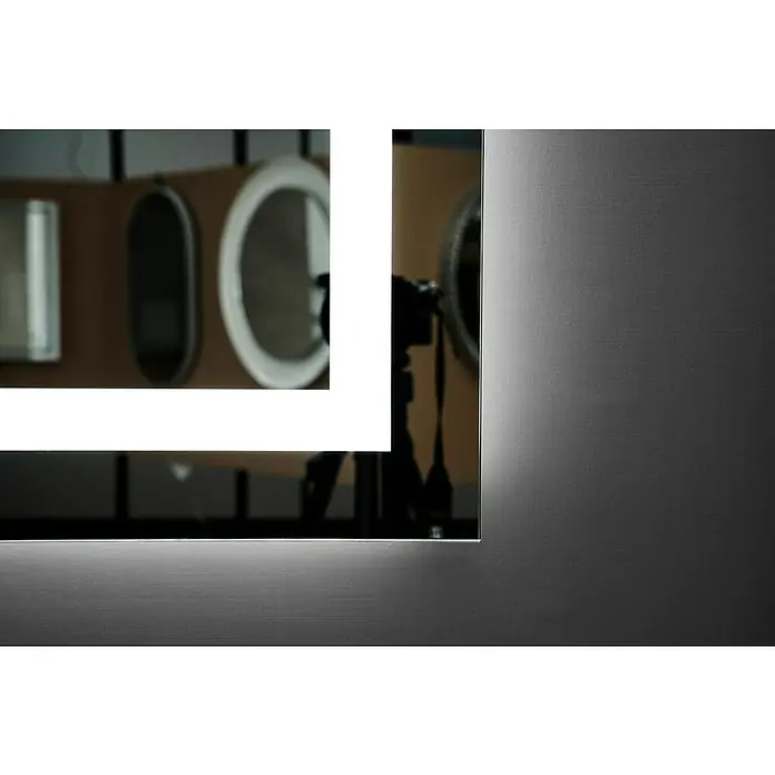 LedImex Espejo con luz Francia - 90 x 80 cm - Primer plano de un espejo de baño moderno iluminado con LED que cuelga en una pared gris, mostrando su diseño elegante y funcional.