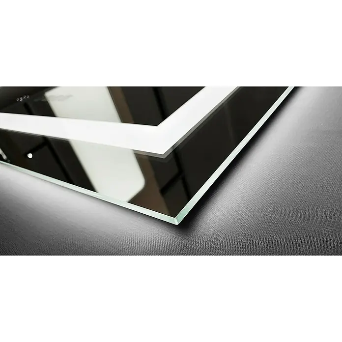 LedImex Espejo con luz Francia - 90 x 80 cm - Primer plano de un espejo iluminado con LED con líneas limpias y reflejos sobre una superficie texturizada. Diseño elegante para baños modernos.