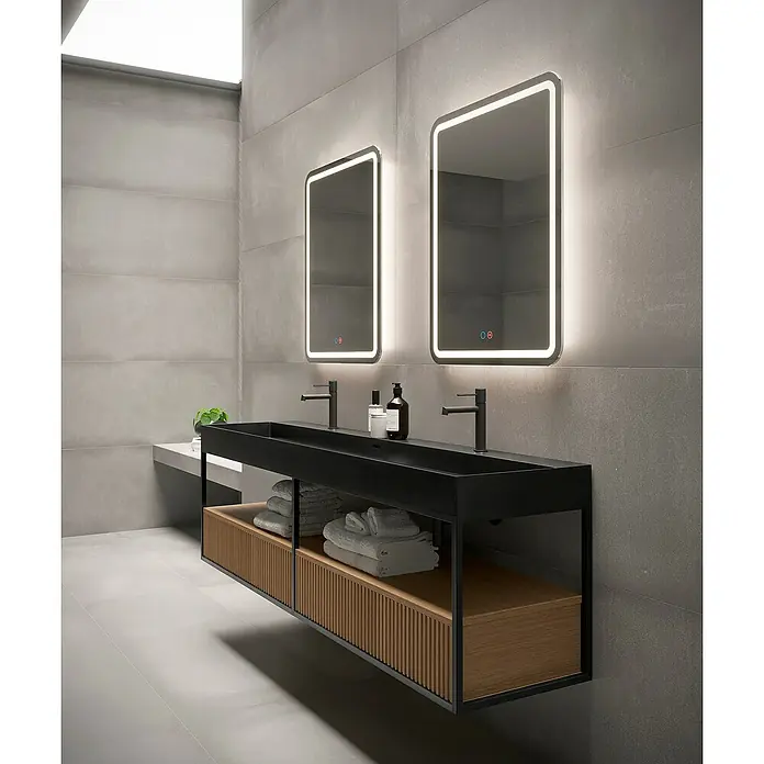 LedImex Espejo con luz Grecia - 60 x 80 cm - Moderno baño con mueble de doble lavabo en negro y madera, espejos iluminados y azulejos grises para un diseño elegante.