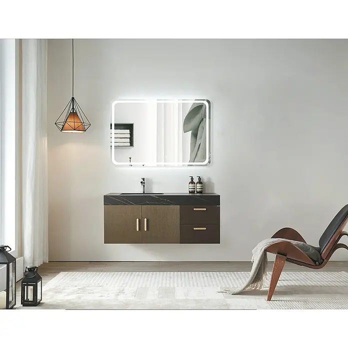LedImex Espejo con luz Grecia - 60 x 80 cm - Interior de baño moderno con tocador flotante, espejo iluminado y sillón elegante para un ambiente sofisticado y relajante.