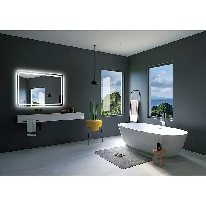 LedImex Espejo con luz Grecia - 60 x 80 cm - Baño con bañera exenta y espejo iluminado. Las ventanas ofrecen vistas a un paisaje verde.