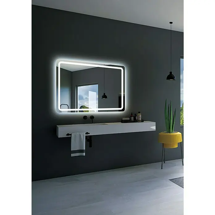 LedImex Espejo con luz Grecia - 60 x 80 cm - Diseño de baño moderno con espejo iluminado sobre un tocador flotante y una maceta amarilla sobre un pedestal.