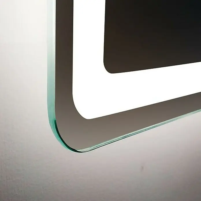 LedImex Espejo con luz Grecia - 60 x 80 cm - Primer plano de un espejo moderno con bordes redondeados e iluminación integrada, destacando su elegante elemento de diseño.