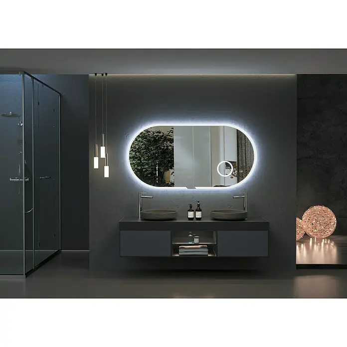 LedImex Espejo con luz Indiana - 140 x 70 cm, Sensor, Función antivaho - Un baño moderno con un espejo iluminado sobre un tocador de doble lavabo. La iluminación crea un ambiente relajante.