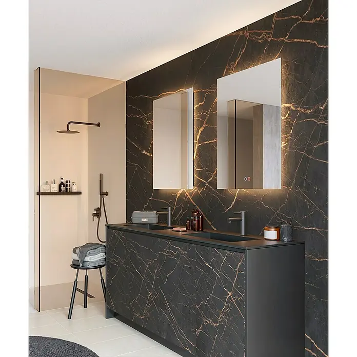 LedImex Espejo con luz Italia - 60 x 80 cm, Sensor, Función antivaho - Elegante baño con un doble lavabo de mármol oscuro, espejos iluminados y una elegante cabina de ducha.