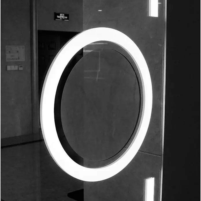 LedImex Espejo con luz Malta - 80 x 80 cm, Sensor, Función antivaho - Un tirador de puerta redondo iluminado en una puerta de vidrio moderna, destacando una entrada elegante y minimalista.