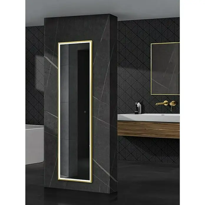 LedImex Espejo con luz New York - 40 x 160 cm, Sensor, Función antivaho, Oro - Elegante baño con un alto espejo rectangular con marco dorado, que añade un toque moderno. Lavabo y azulejos complementan el diseño.