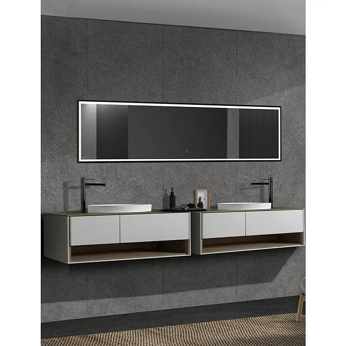 LedImex Espejo con luz New York - 40 x 160 cm, Sensor, Función antivaho, Plata - Muebles de baño modernos con un espejo largo con iluminación y dos muebles de lavabo blancos con estantes.