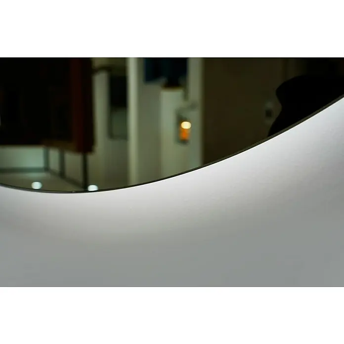 LedImex Espejo con luz Oval - 100 x 80 cm - Primer plano de un espejo redondo con un reflejo nítido de muebles, destacando el atractivo estético del producto.