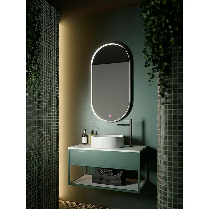 LedImex Espejo con luz Rio - 90 x 50 cm, Sensor, Función antivaho - Un baño moderno con un espejo ovalado retroiluminado sobre un tocador verde con un lavabo sobre encimera.