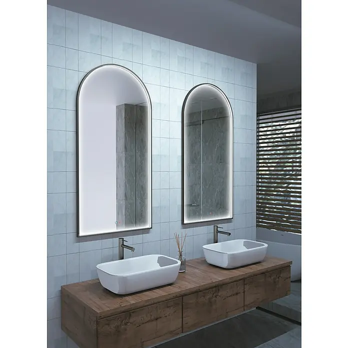 LedImex Espejo con luz Roma - 110 x 50 cm, Sensor, Función antivaho - Dos espejos ovalados con iluminación LED cuelgan sobre dos modernos lavabos sobre un tocador de madera en el baño.