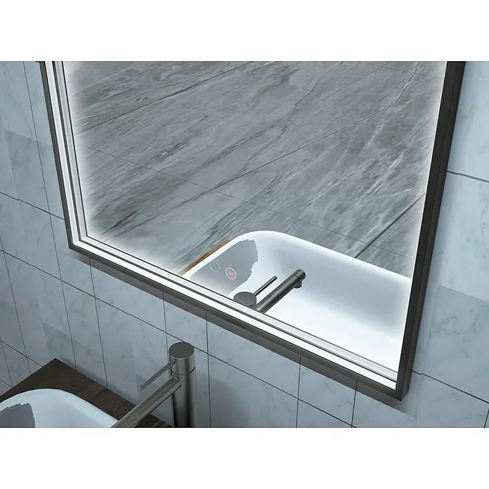 LedImex Espejo con luz Roma - 110 x 50 cm, Sensor, Función antivaho - Primer plano de un espejo de baño iluminado que refleja una bañera y azulejos. El diseño elegante mejora la estética del baño.
