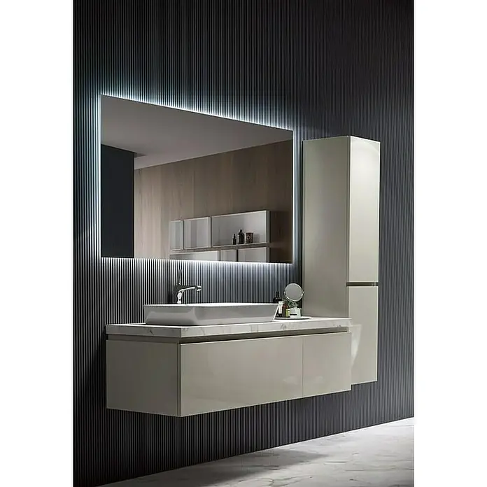 LedImex Espejo con luz Suecia - 120 x 80 cm - Elegante interior de baño con un moderno mueble de lavabo, lavabo y espejo iluminado. La pared gris a rayas añade un toque de sofisticación.