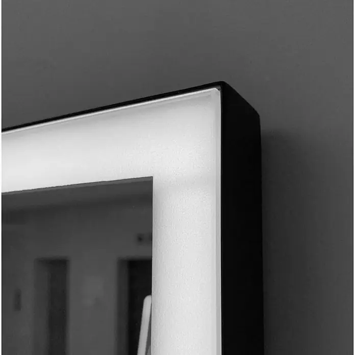 LedImex Espejo con luz Suiza - 90 x 80 cm, Sensor, Función antivaho - Primer plano de un espejo iluminado con marco negro colgado en una pared gris. El espejo refleja una habitación.