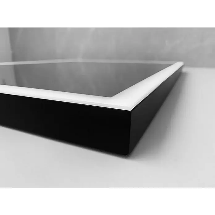LedImex Espejo con luz Suiza - 90 x 80 cm, Sensor, Función antivaho - Primer plano de un marco negro elegante con un borde interior blanco delgado, destacando un diseño moderno y elegante.