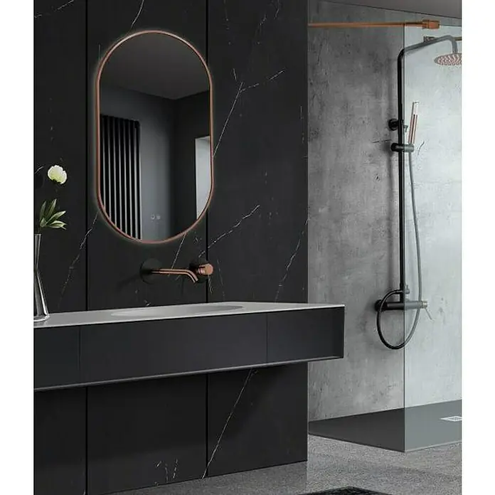 LedImex Espejo con luz Tokyo - An x Al: 50 x 90 cm, Sensor, Oro rosa - Elegante interior de baño que muestra un moderno tocador negro y un espejo elegante con marco de cobre.