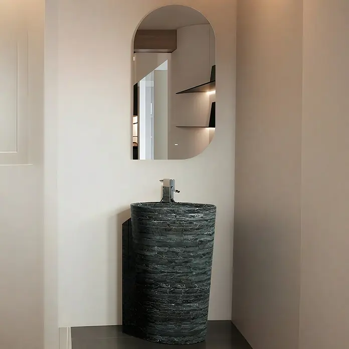 LedImex Espejo con luz Gales - 110 x 50 cm, Sensor, Función antivaho, Con sensor de movimiento - Diseño elegante de baño con un moderno tocador de mármol oscuro y un espejo elegante.