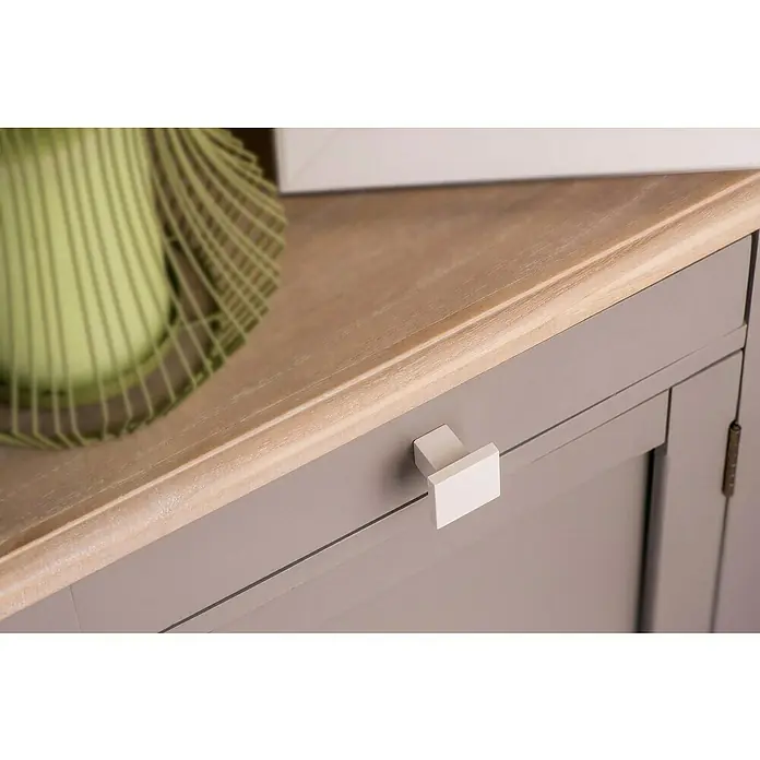 Rei Möbelknopf - L x B x H: 30 x 30 x 28 mm, Kunststoff, Weiß - Nahaufnahme eines grauen Schranks mit heller Holzplatte und modernem weißen Rechteckgriff an einer Schublade oder Tür.