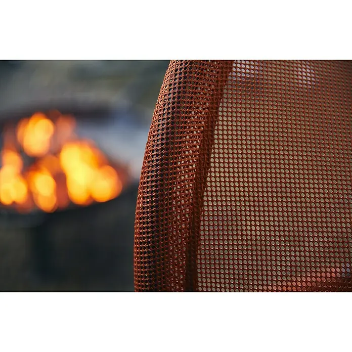 Siena Garden Hängesessel Yobaya mit Schutzhülle - L x B x H: 106 x 123 x 195 cm, Rot - Nahaufnahme eines rotbraunen Stuhls mit Netzbespannung vor einem verschwommenen Hintergrund mit Lichtern, die wie Feuer aussehen.