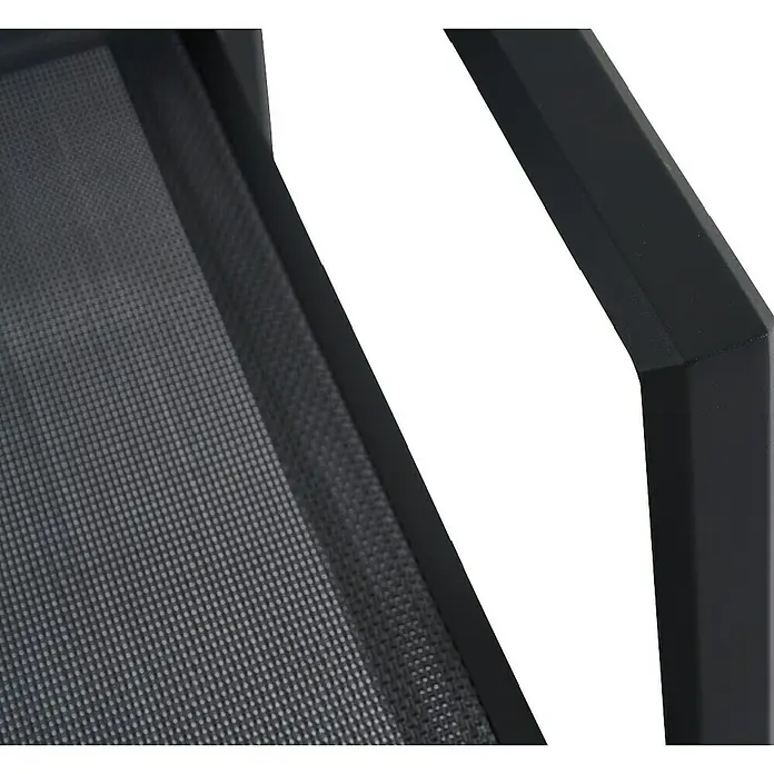 Siena Garden Stapelsessel Tauro - Ranotex-Gewebe, Stapelbar, Anthrazit, B x T x H: 63 x 70,5 x 99,5 cm - Nahaufnahme eines schwarzen Metallrahmens mit einem Netzstoff. Der Rahmen ist modern und minimalistisch gestaltet.