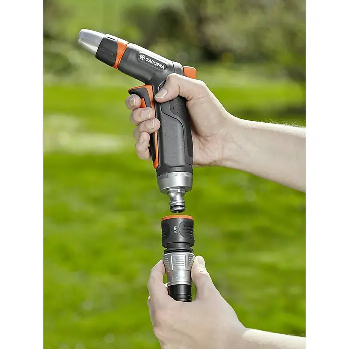 Gardena Schlauchkupplung - Größe: ½″, Mit Wasserstopp - Gardena-Gartenschlauchpistole mit Verbindungselementen, bereit für den Einsatz im Garten, für eine effiziente Bewässerung.