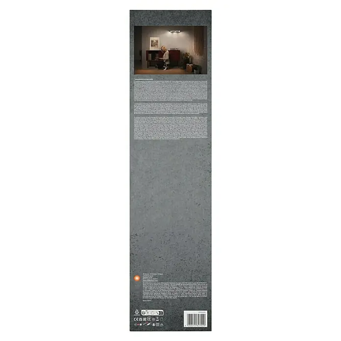 Ledvance LED-Wand- & Deckenstrahler Spot Pluto - 14,4 W, L x B x H: 49,8 x 9 x 10,8 cm, Weiß, Warmweiß, 3 Stk. - Produktverpackung mit einer Frau unter einer modernen LED-Leuchte, die eine gemütliche Atmosphäre schafft.