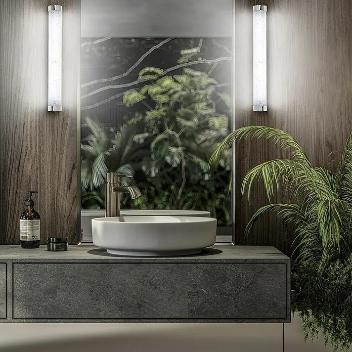 Ledvance Orbis LED-Spiegelleuchte Tube - 9 W, L x B x H: 40 x 7 x 5,4 cm, Chrome, Bubbleglas, Warmweiß - Ein Badezimmer mit einem runden Waschbecken, Armaturen und zwei Wandleuchten, die ein weiches, helles Licht spenden, wodurch die Holzpaneele hervorgehoben werden.