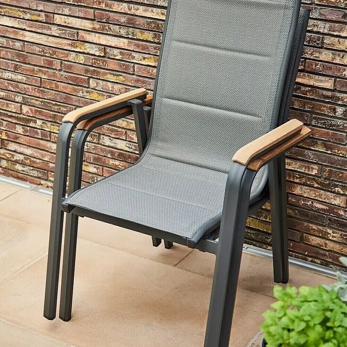Siena Garden Stapelstuhl Tesoro - 2 Stk., Ranotex®-Gewebe, Stapelbar, Anthrazit, B x T x H: 62,5 x 68 x 98 cm - Dieser Stuhl aus grauem Metall mit Holzarmlehnen ist ideal für den Garten oder die Terrasse und bietet Komfort und Stil.