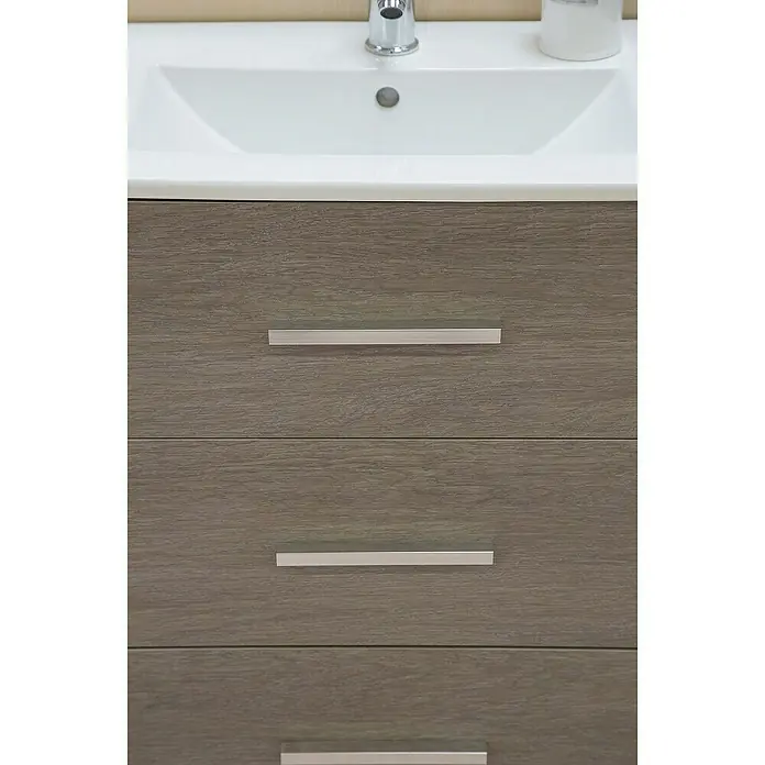 Rei Möbelgriff - Lochabstand: 64 mm, Aluminium, Chrom, Industrie, L x B x H: 120 x 12 x 18 mm - Moderner Badezimmer-Waschtisch mit weißem Waschbecken und drei holzfarbenen Schubladen mit silbernen Griffen.